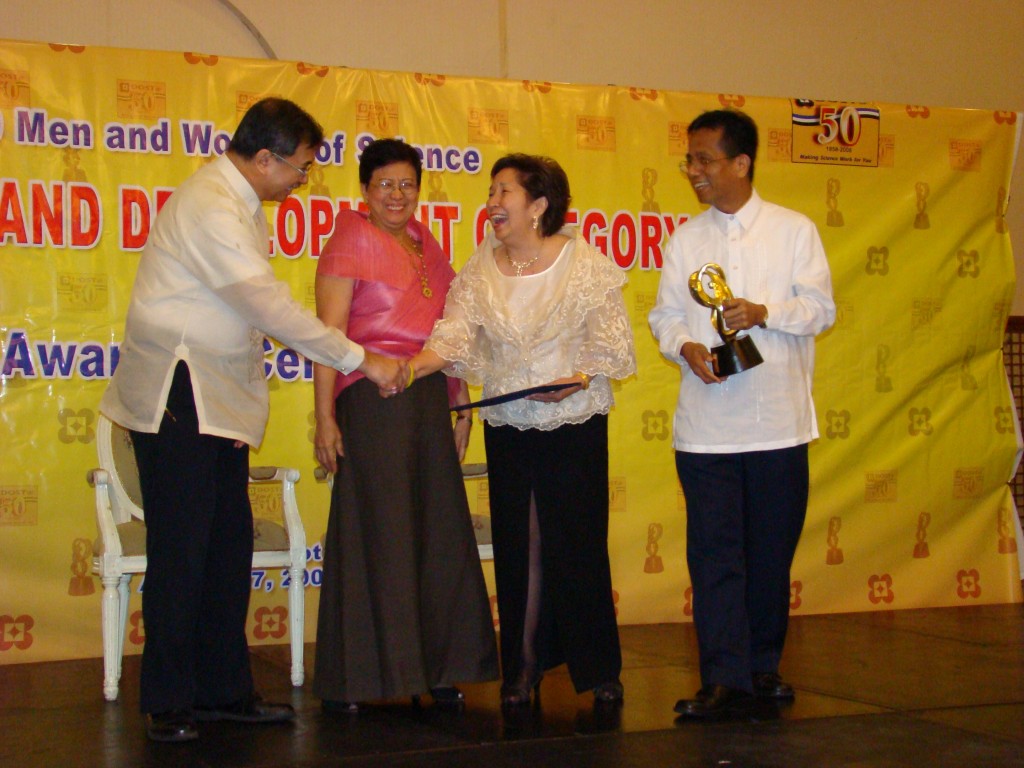 Dr. Balisacan and Prof. Monsod receive the award in behalf of HDN